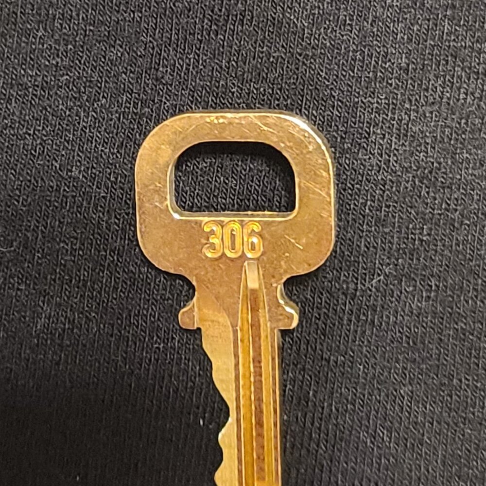 LV Lock & Key #306 - Picture 4 of 14